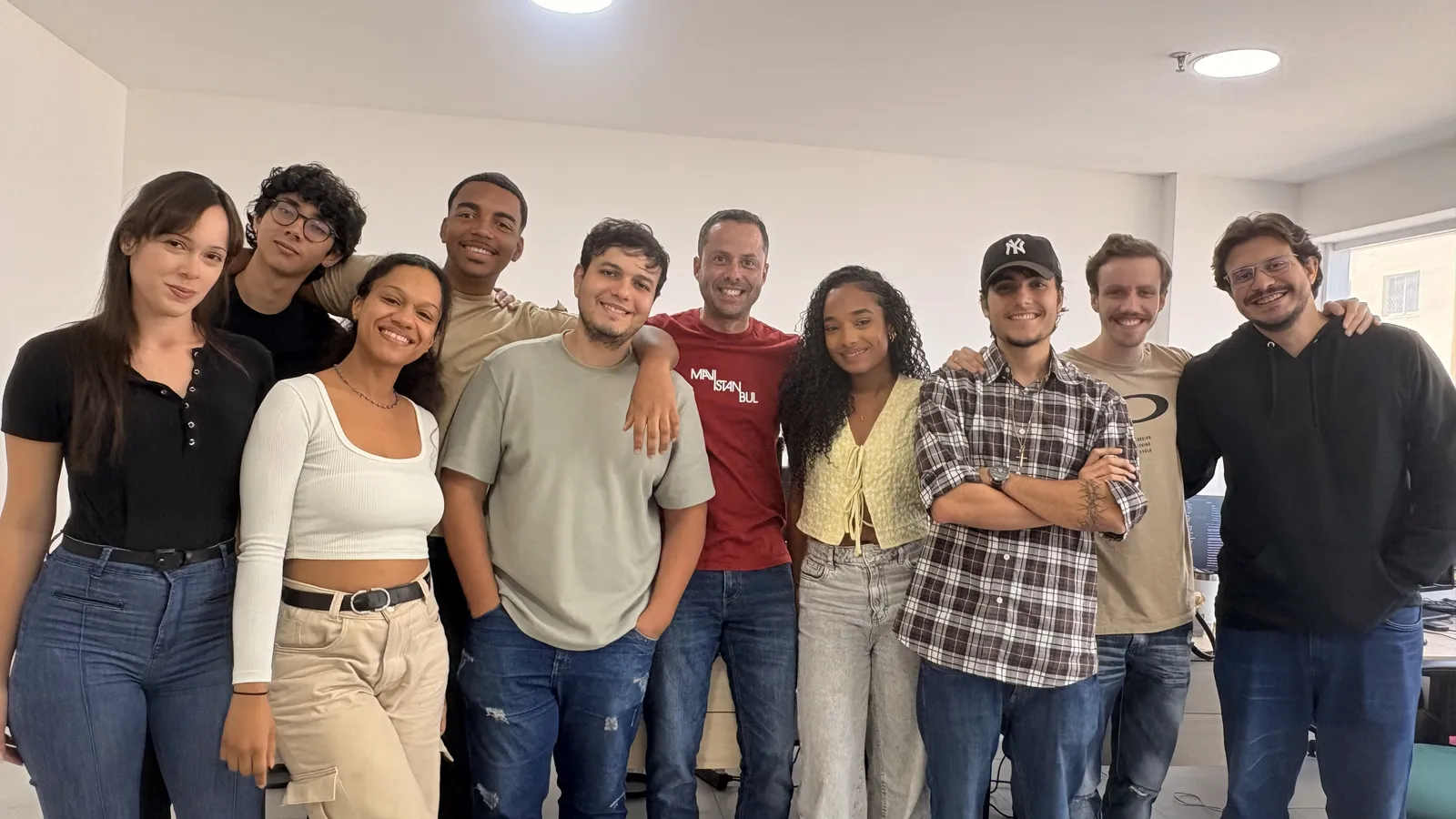 Equipe da Athom8 reunida no escritório